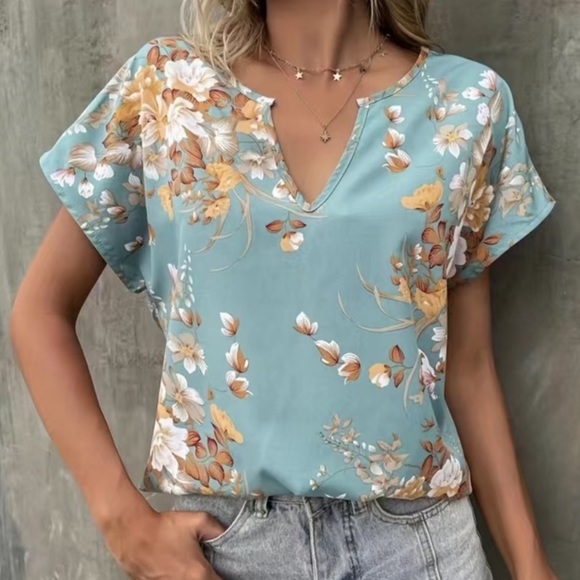 Private Label Tops - 🎉Host Pick🎉 Floral Print Notched Neck Blouse. NWT